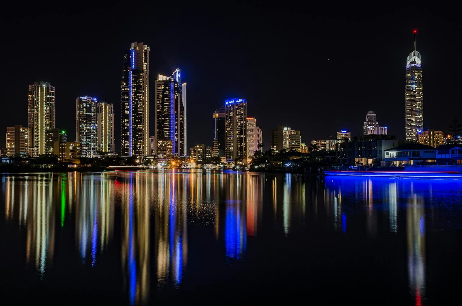 Waterfront dining and community atmosphere in The Woodlands